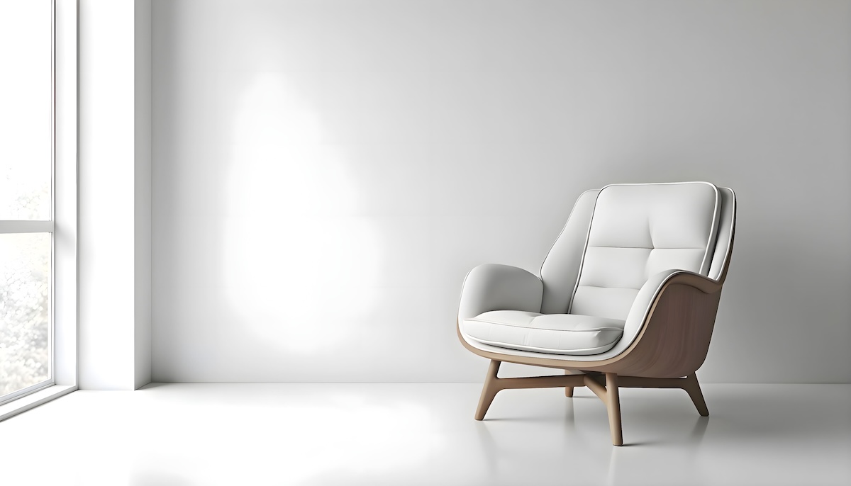 白い空間に白いチェアだけが配置されている画像