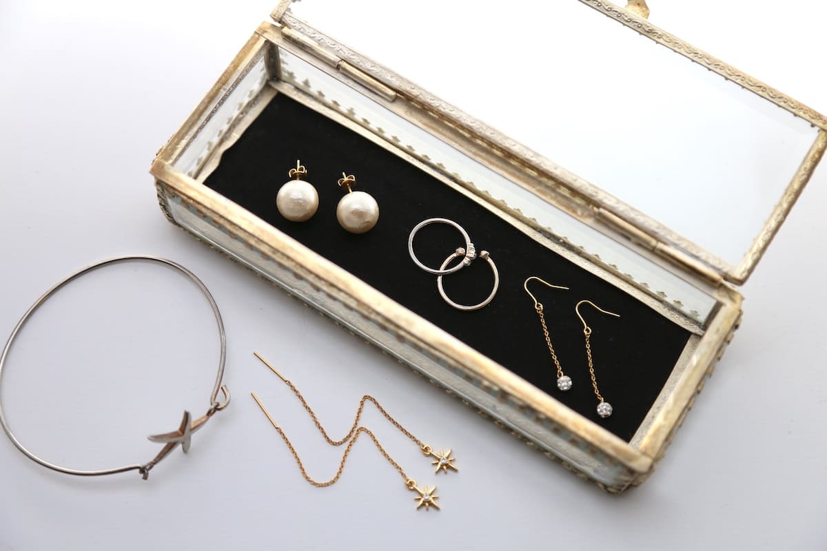アクセサリーケースに入ったアクセサリー