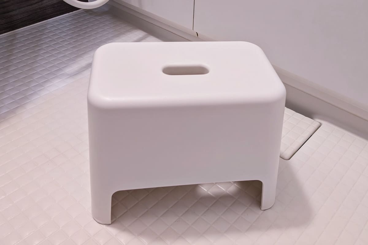 浴室に置かれた白いバスチェア