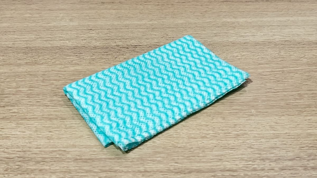 テーブルに置かれた青い布巾