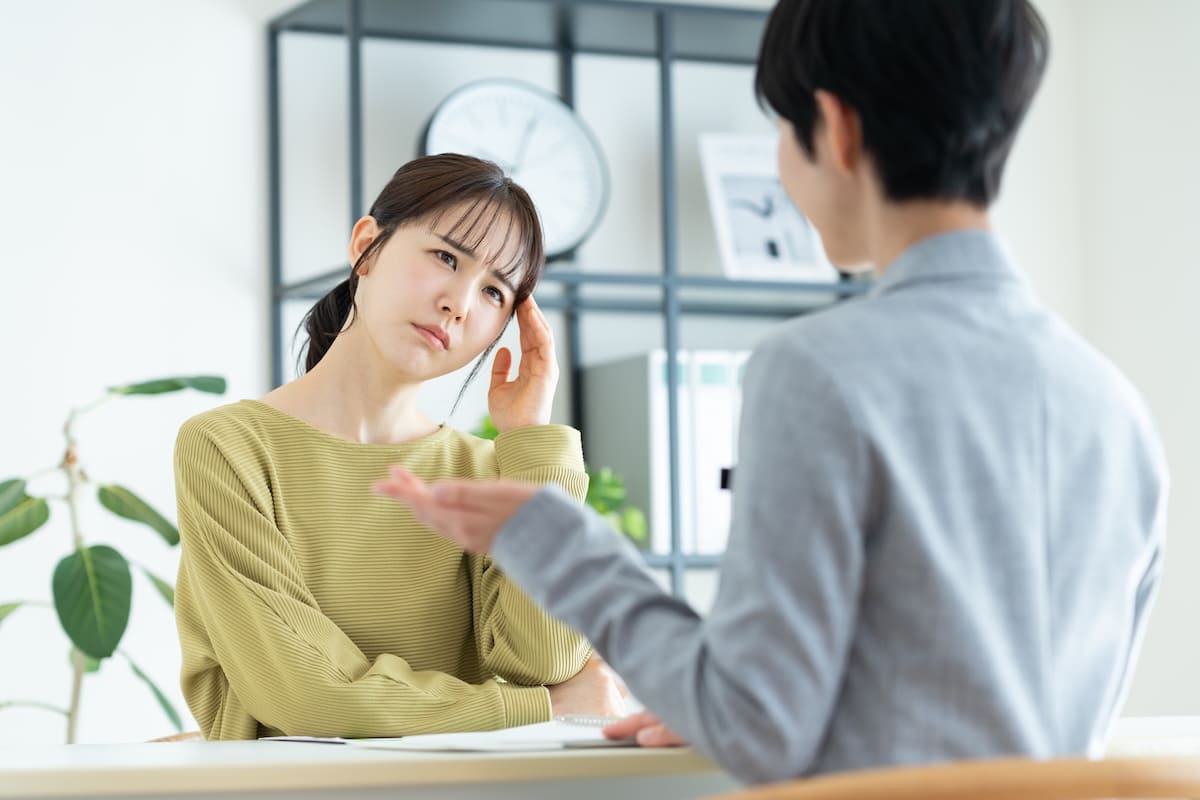対面で相談を受ける女性の様子