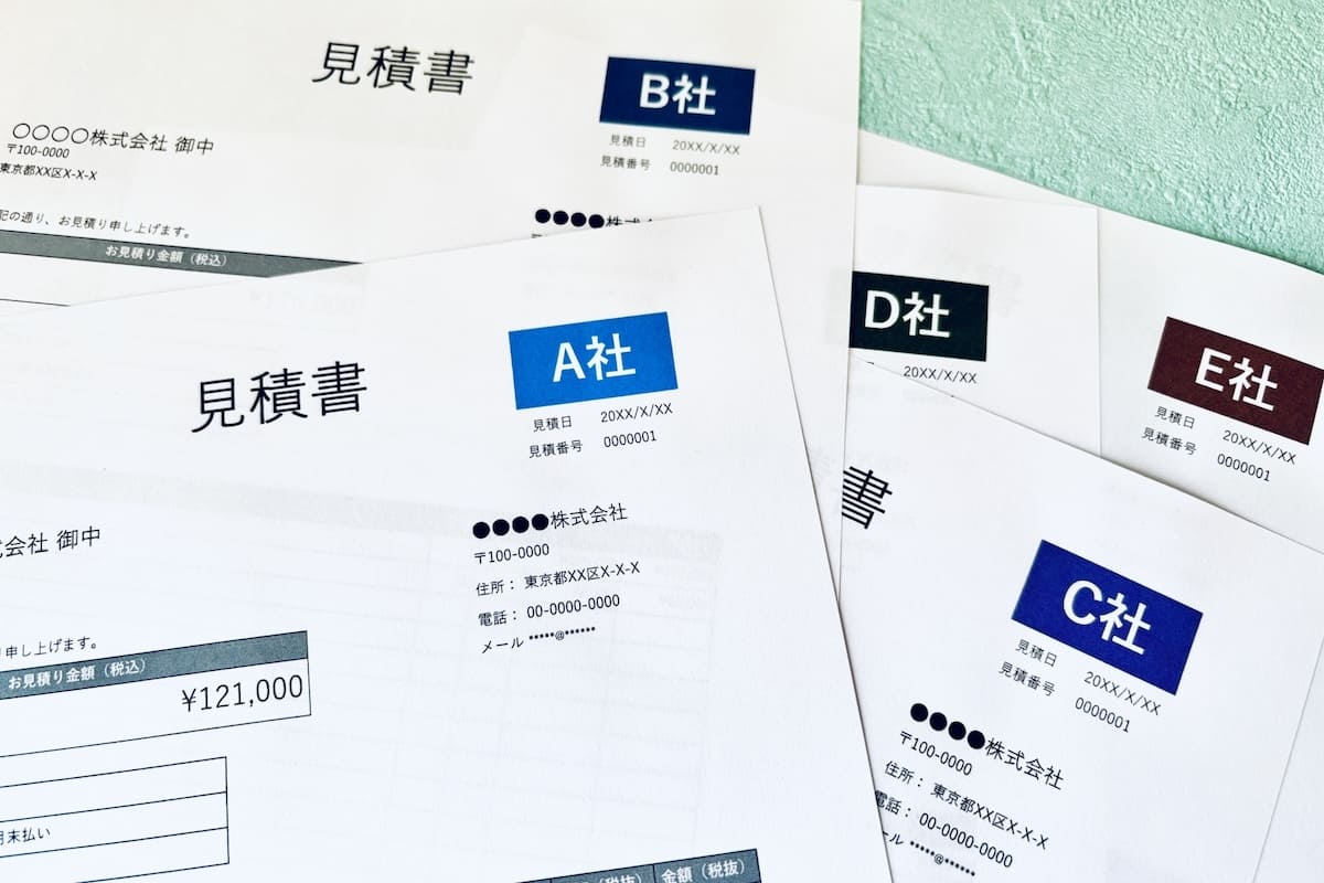 複数の探偵事務所の見積書を比較するイメージ