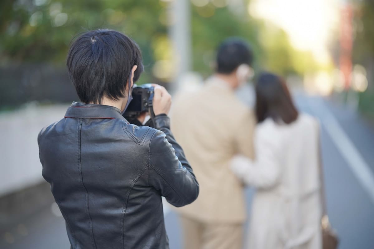 不倫調査で証拠写真を撮影する探偵
