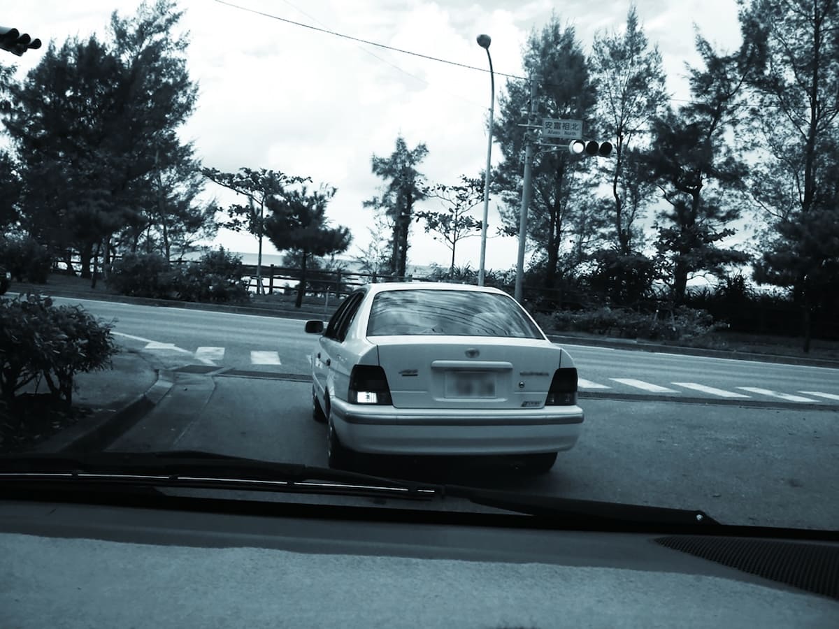 車の中から尾行調査を行っているイメージ
