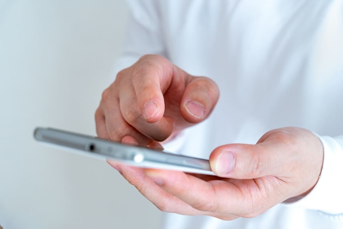 スマホを手放さなくなった夫のイメージ