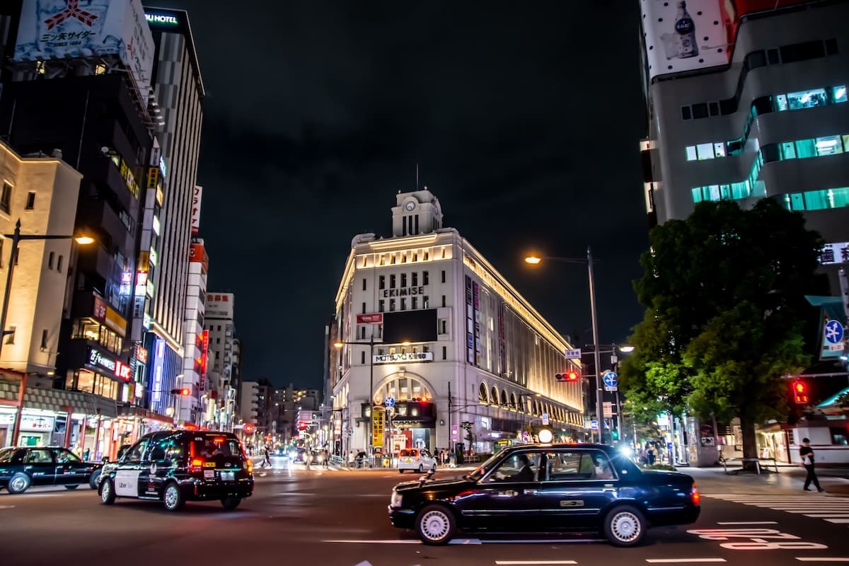 夜の街を走るタクシーのイメージ