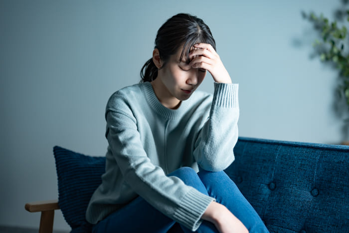 夜に一人で不安を感じる女性のイメージ