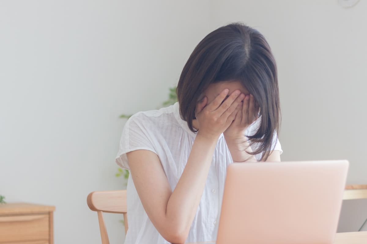 探偵調査の結果にショックを受ける女性のイメージ