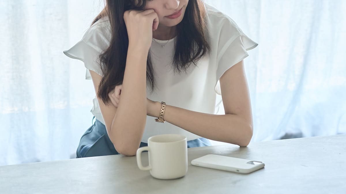 失敗の原因を振り返りながら考える女性の様子