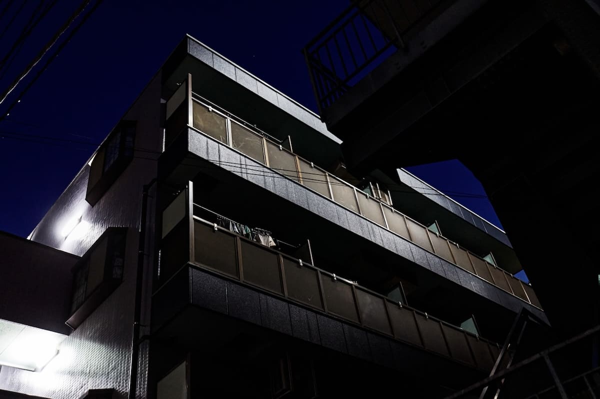 女性宅をイメージした夜のマンション外観