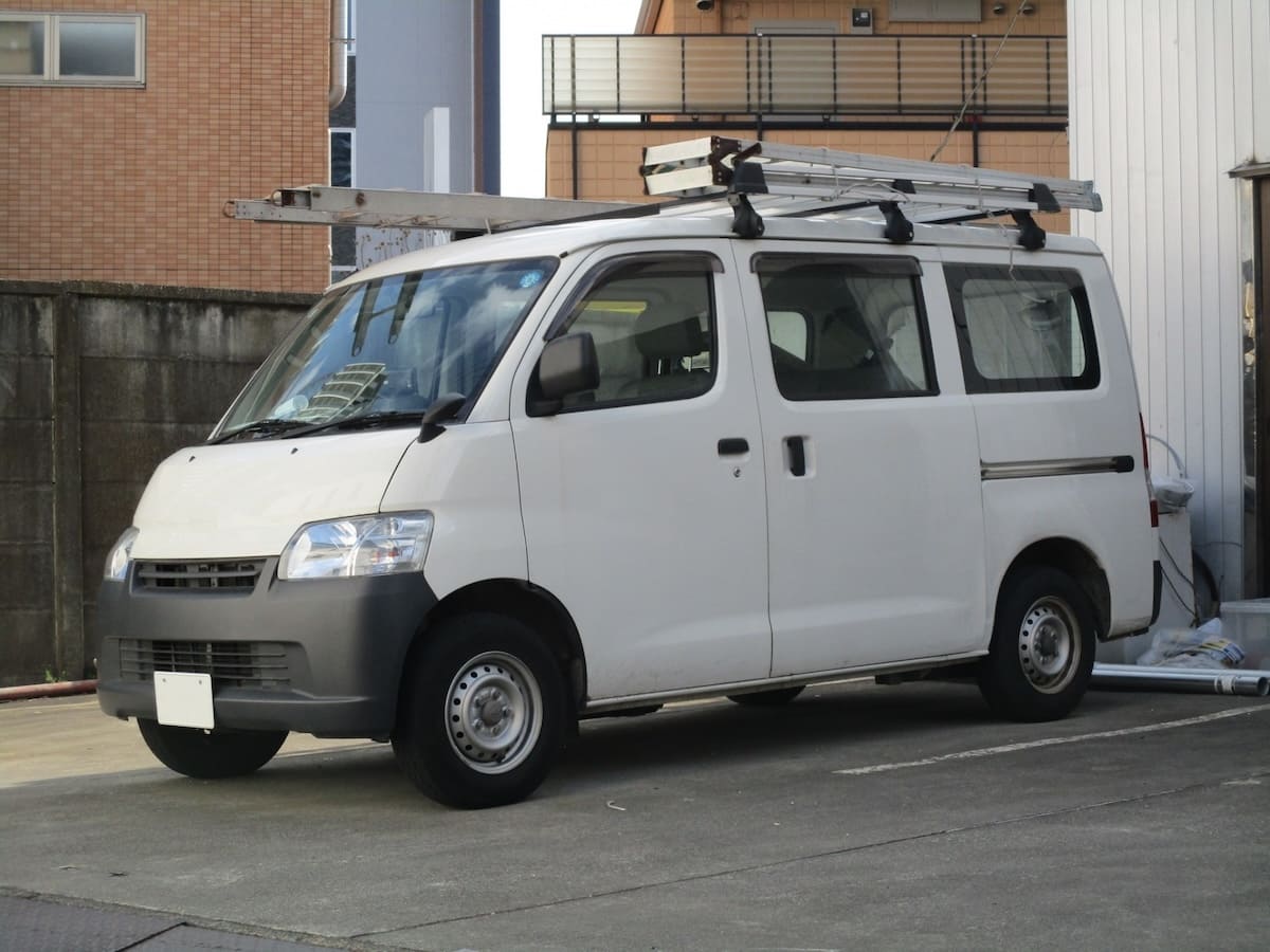 尾行時に業務用車両を装った車のイメージ