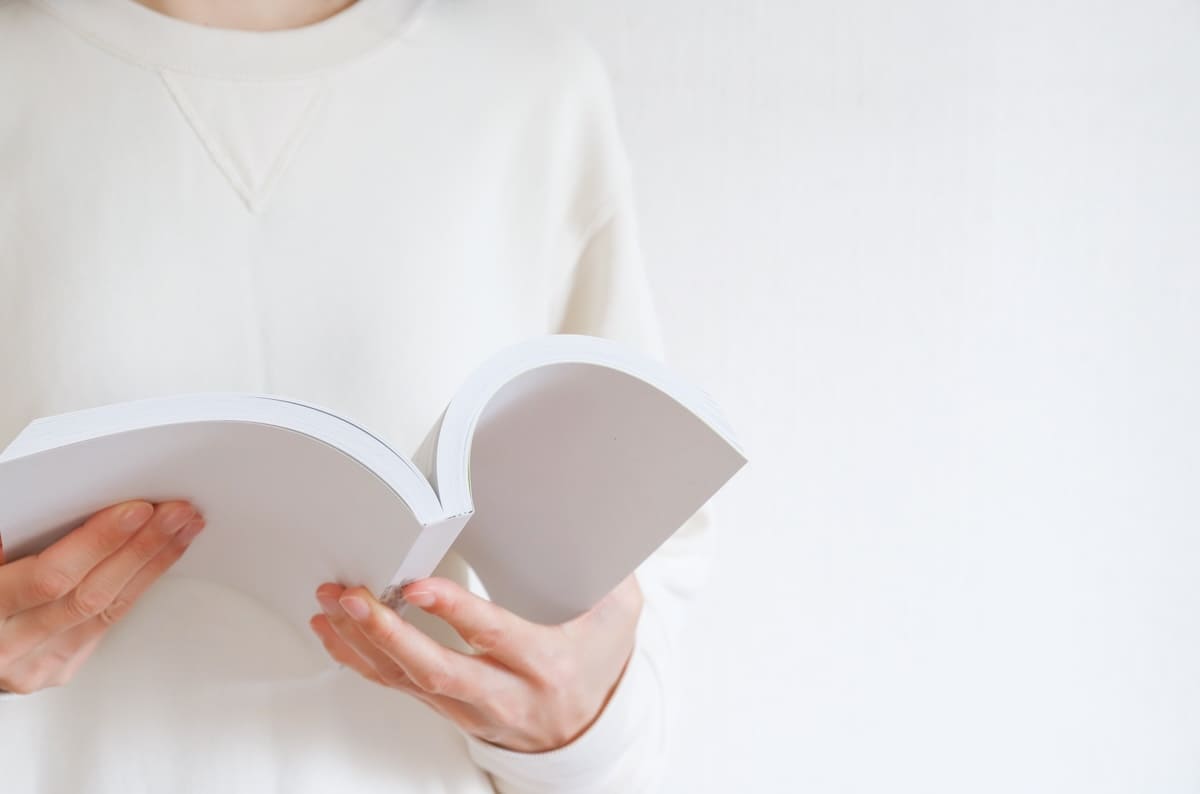 調査報告書を確認する女性の手元