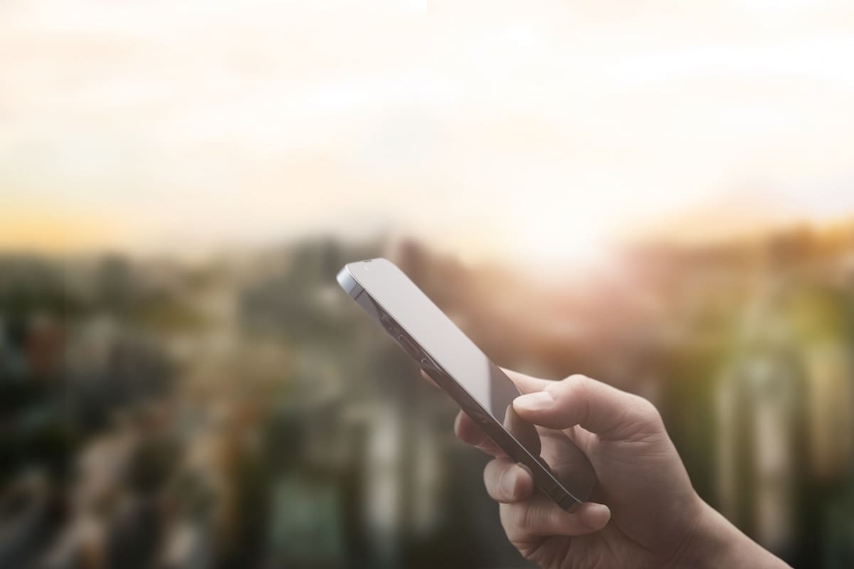 スマートフォンを確認する男性のイメージ