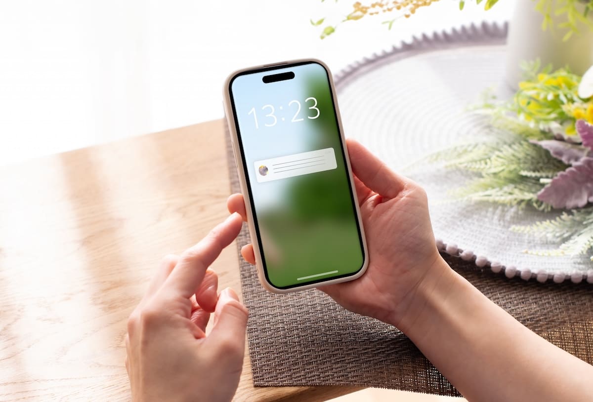 LINEやメールの通知が表示されたスマートフォンのイメージ