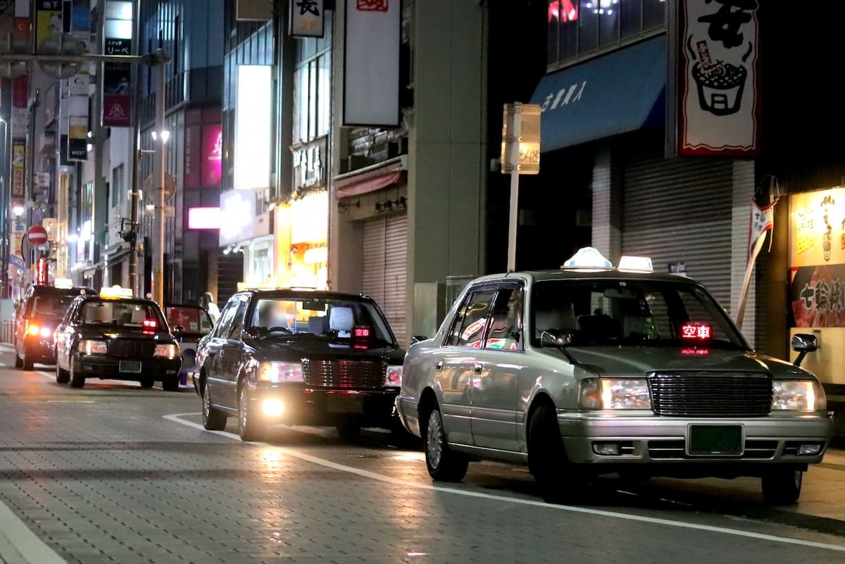 夜の街を走るタクシーのイメージ