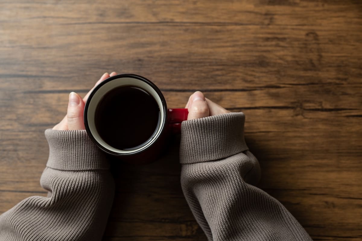 コーヒーを飲みながら考え事をするイメージ
