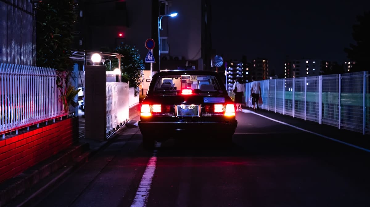 浮気調査でタクシーを尾行するイメージ