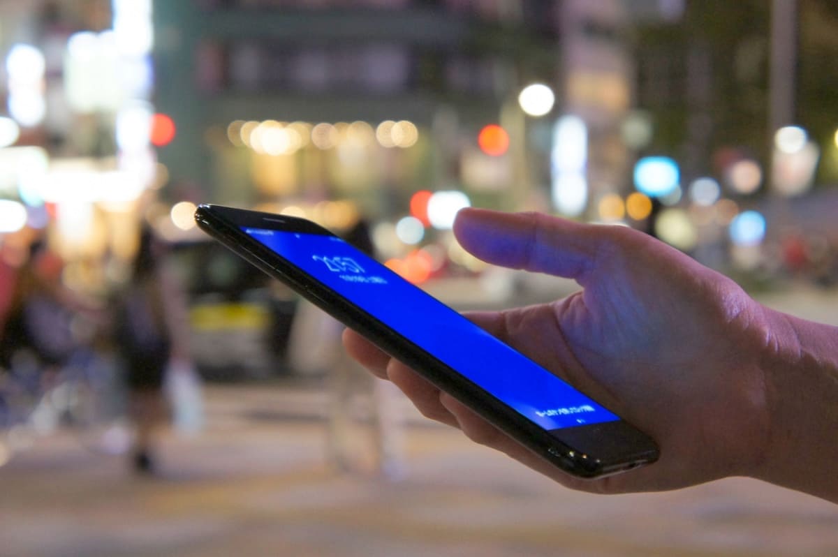 調査中の状況をスマホで報告している探偵