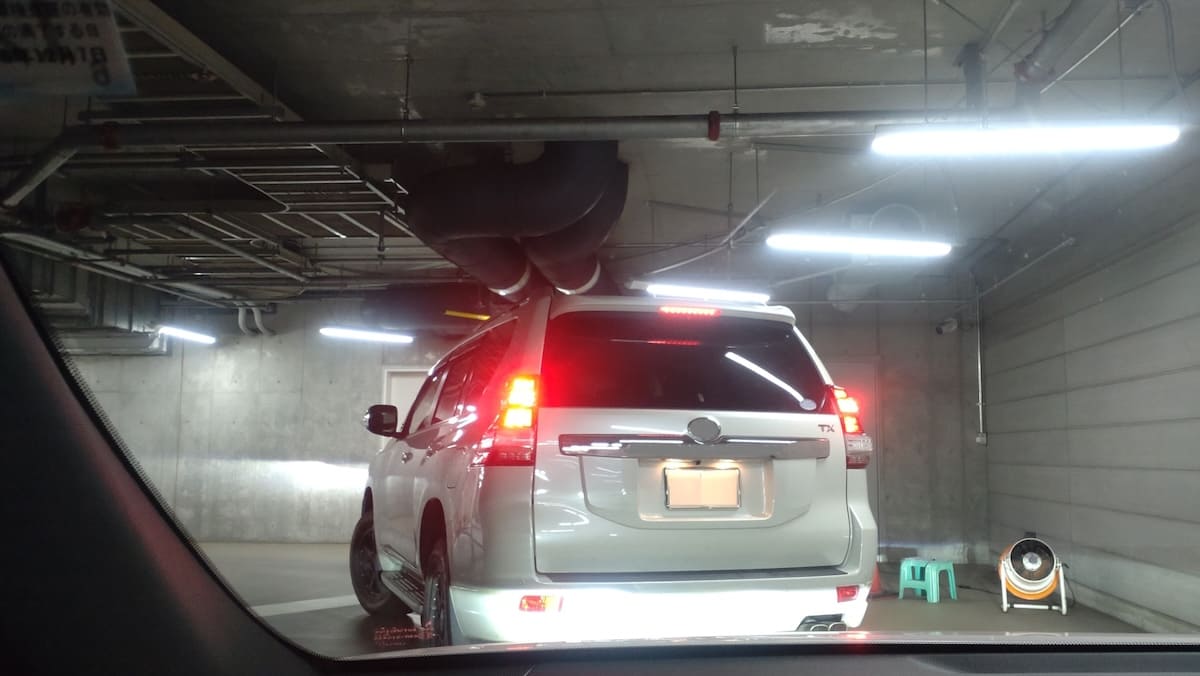 調査員が車で浮気調査の尾行をしているイメージ