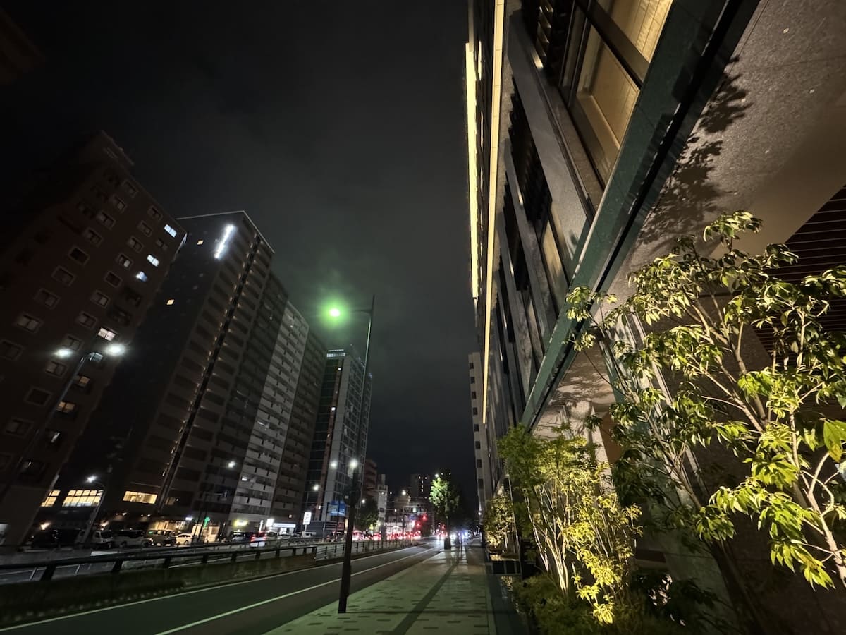 夜のビジネスホテルのエントランス