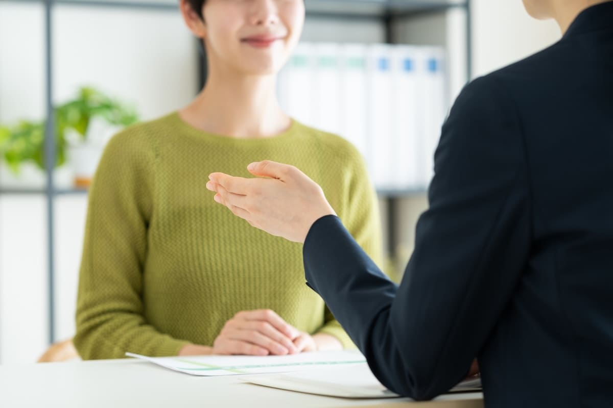 探偵の無料相談で向かい合って話す相談員と相談者
