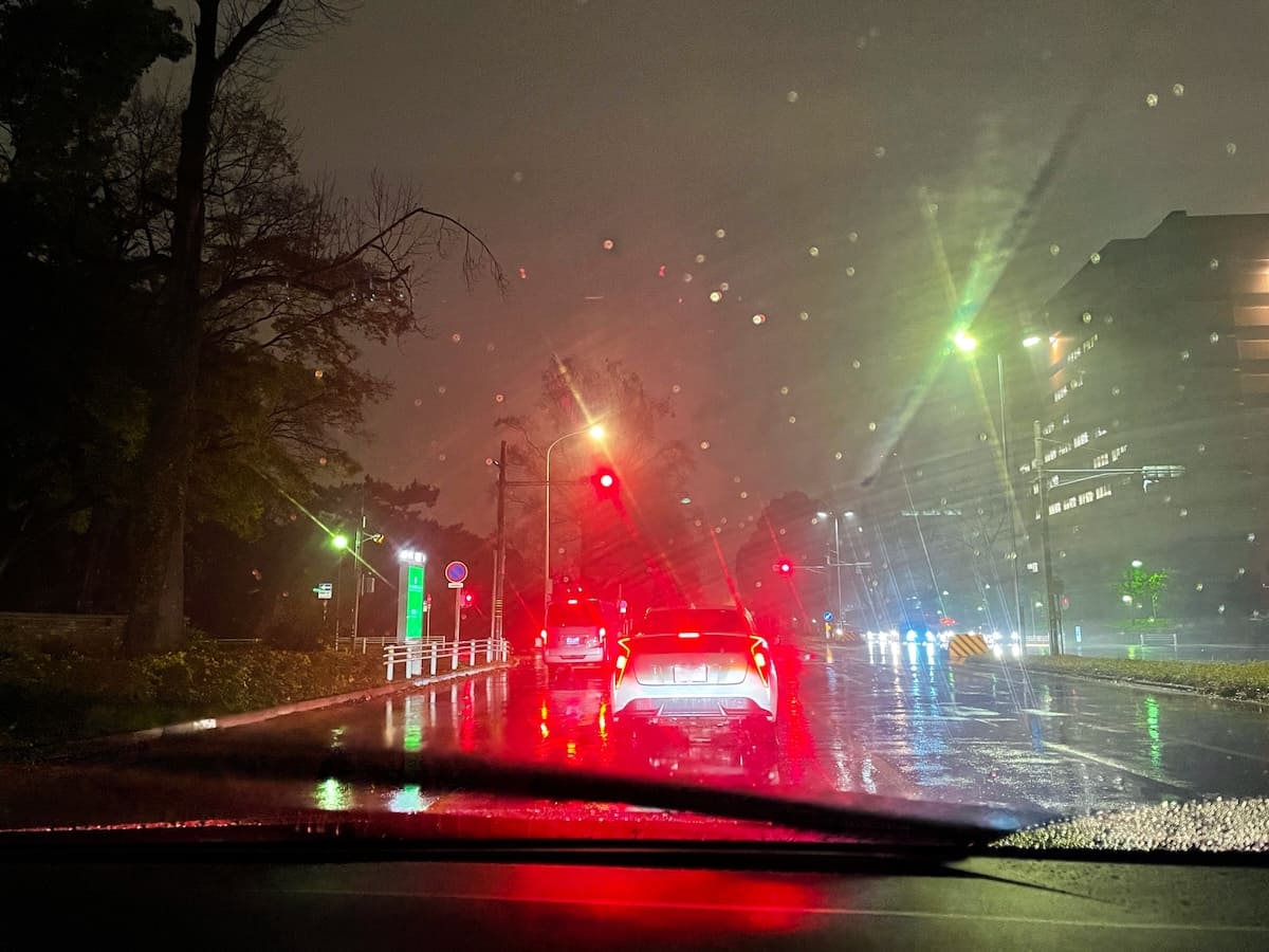 浮気調査で尾行する車から見た前方の乗用車のイメージ