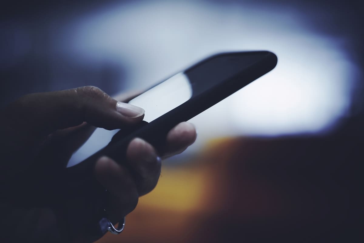 スマホを手放さずに持っている夫
