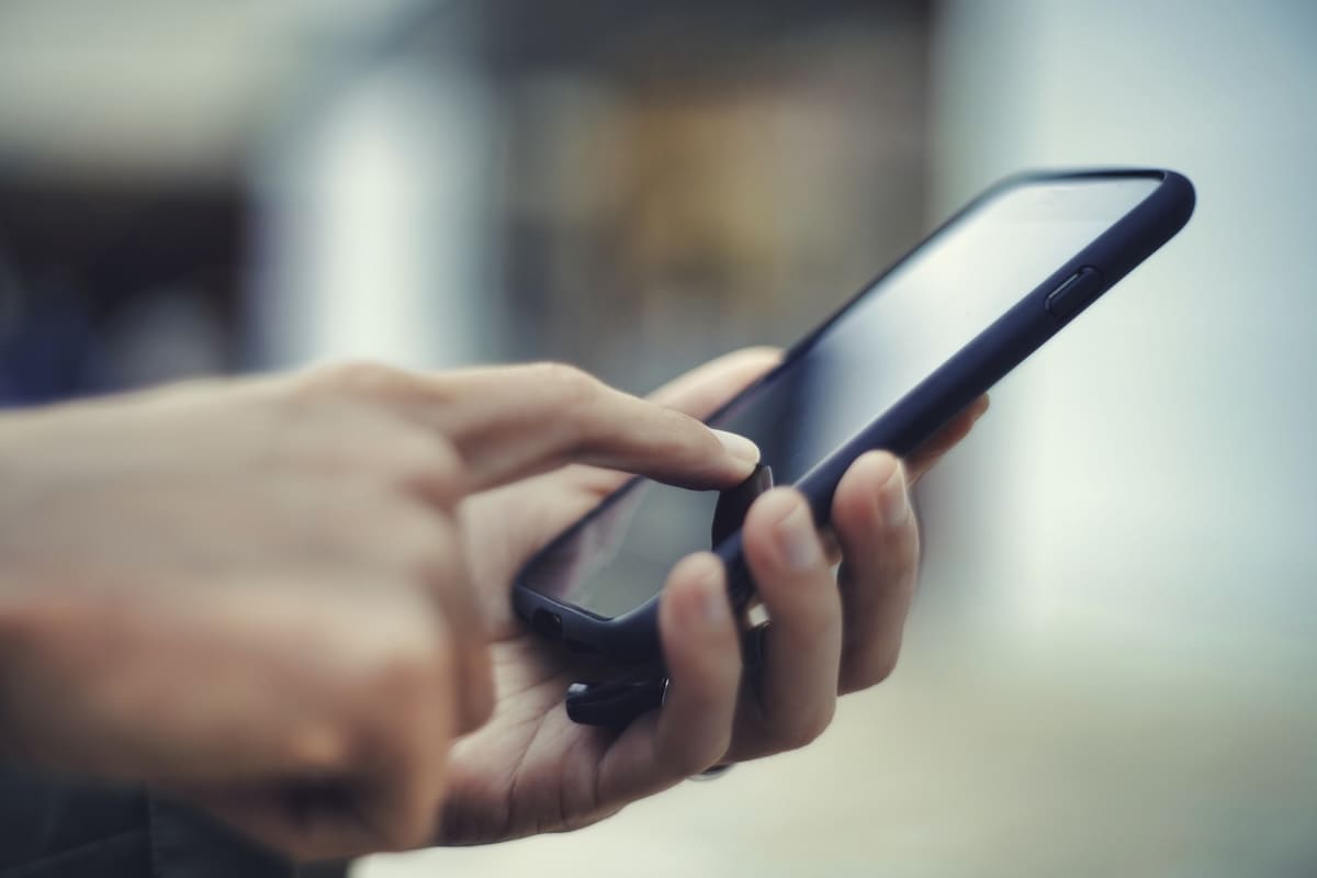 スマートフォンで浮気の手がかりを確認する女性