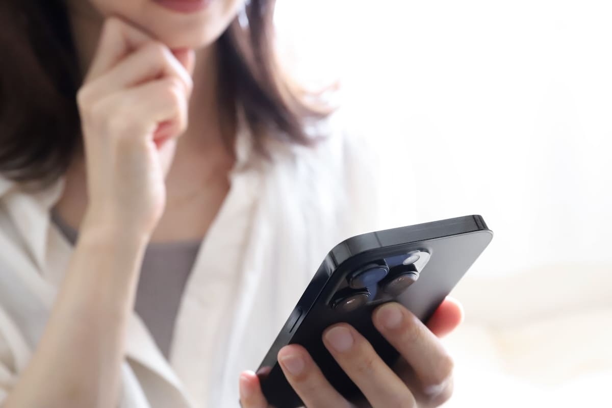 探偵に浮気調査を相談するタイミングに悩む女性
