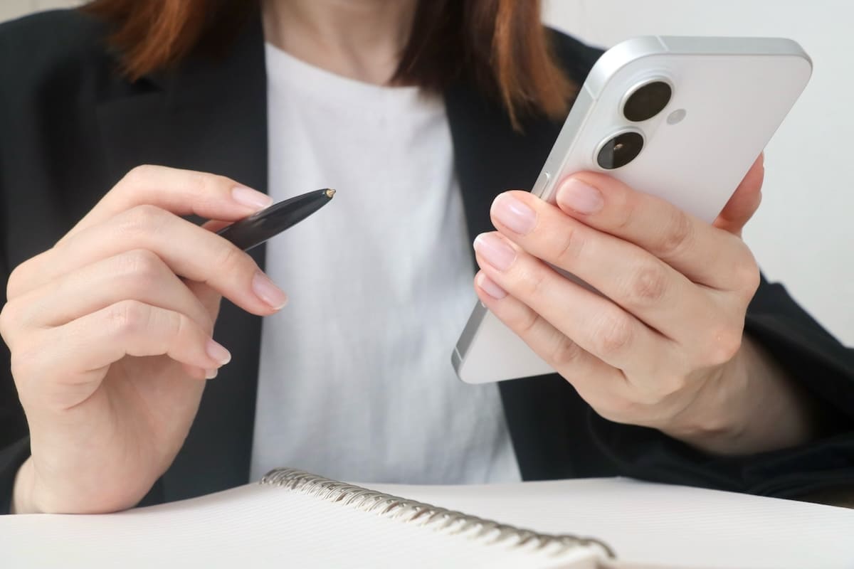 スマホで探偵事務所に相談する女性