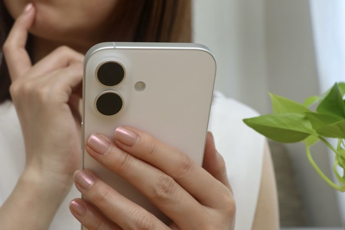 スマートフォンで探偵事務所を調べる女性