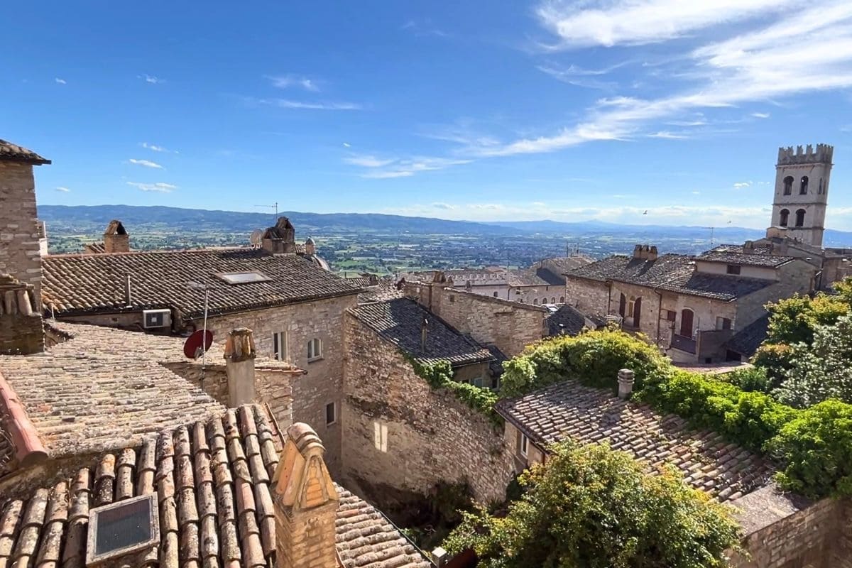 イタリア・アッシジの街並みと、その向こうに広がる田園風景
