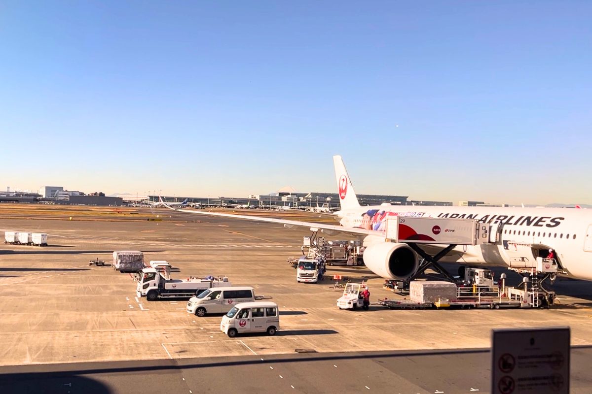 空港に駐機しているJALの飛行機