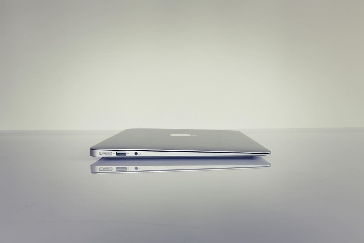 すっきりしたテーブルに置かれたMacBook