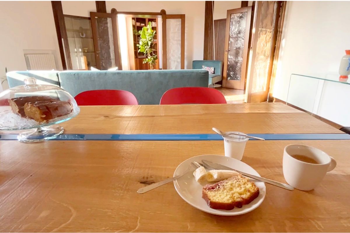 一人旅で泊まったホテルのテーブルに並ぶ朝食とコーヒー